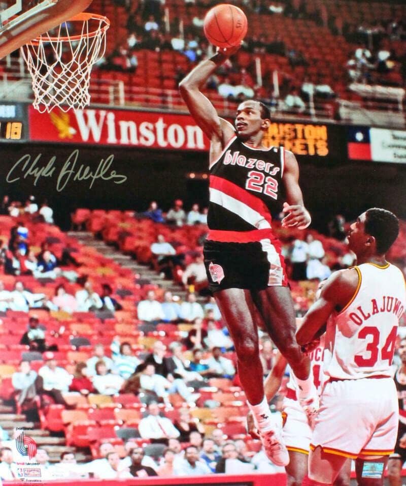 Снимка Клайд Дрекслър с автограф Портланд Блейзърс 16x20 Потапям срещу Рокетс- JSA W - Снимки на НБА с автограф