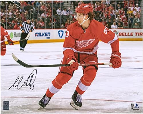 Снимка Мориц Зайдера от Детройт Ред Уингс в Червената тениска с размер 16 х 20 инча с автограф На кънки - Снимки на НХЛ с автограф